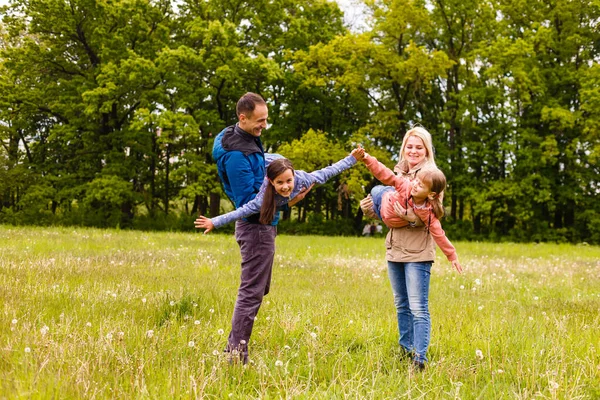 Junge Familie Spaziert Durch Eine Grüne Wiese — Stockfoto