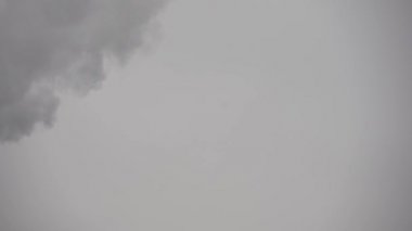 Baca endüstrisinden küresel ısınma zehirli dumanı. Baca endüstrisinden duman. Hava manzaralı baca bulutu. Endüstri manzarası. Kirlilik zehirli bulut. Kirlilik atmosferi. Küresel ısınma zehirli.