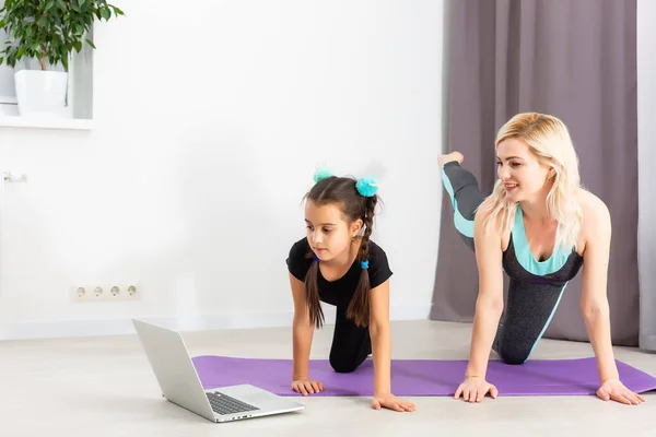 Mom Little Daughter Doing Gymnastics Mat Home Yoga Fun Because — Stock Photo, Image