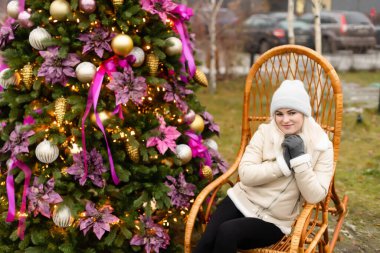 Tatiller ve insanlar - güzel mutlu genç kadın kış akşamları Noel ağacı ışıkları altında