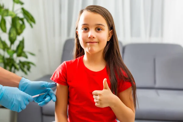 Petite Fille Cabinet Médecin Est Vaccinée Seringue Avec Vaccin Contre — Photo