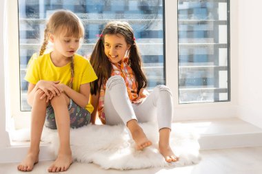 7 yaşındaki şirin çocukların portresi.