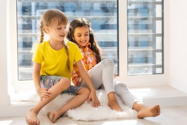 7 yaşındaki şirin çocukların portresi.