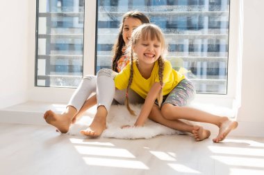 7 yaşındaki şirin çocukların portresi.