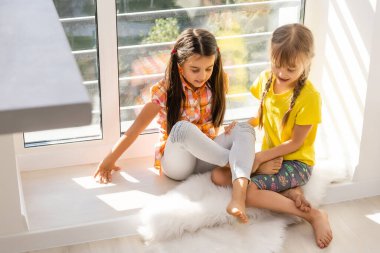 Yaratıcı tatlı kızlar, evde iki kız kardeş.