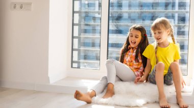 Yaratıcı tatlı kızlar, evde iki kız kardeş.