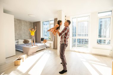 Neşeli genç baba iki küçük kardeşi tutuyor, evde birlikte eğleniyorlar, kafasından vuruyorlar. Heyecanlı baba neşeli, sevimli küçük kız kardeşlerle oynuyor, şefkatli hafta sonunun tadını çıkarıyor..