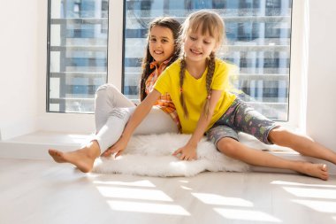 7 yaşındaki şirin çocukların portresi.