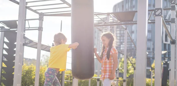 Twee Schattige Kleine Meisjes Die Plezier Hebben Een Speeltuin Zomer — Stockfoto