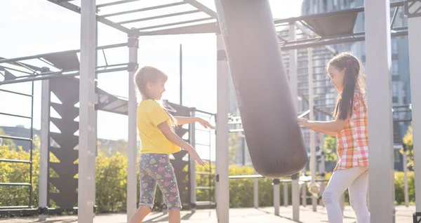 Duas Garotinhas Fofas Divertindo Playground Livre Verão Atividades Esportivas Para — Fotografia de Stock