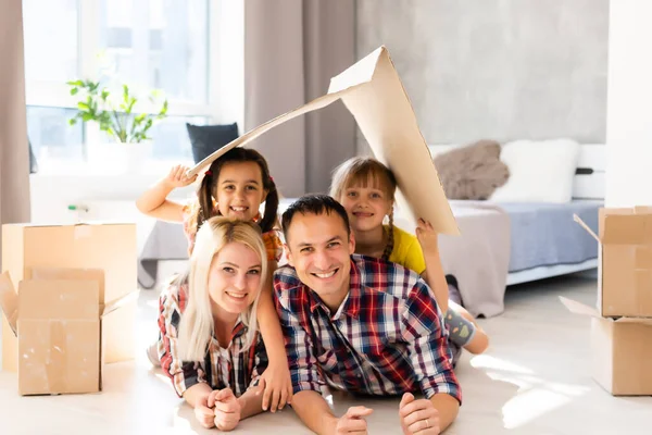 Familia Feliz Mudándose Casa Con Cajas Alrededor — Foto de Stock