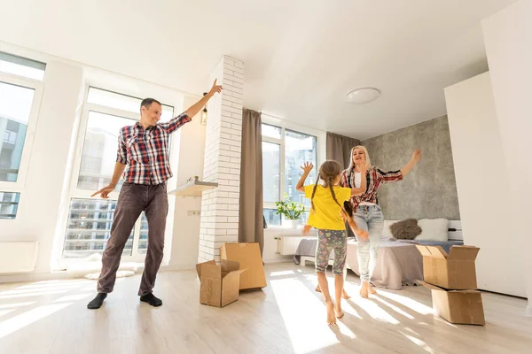 Happy Family Moving Home Boxes — Stock Photo, Image