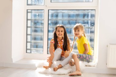 Yaratıcı tatlı kızlar, evde iki kız kardeş.