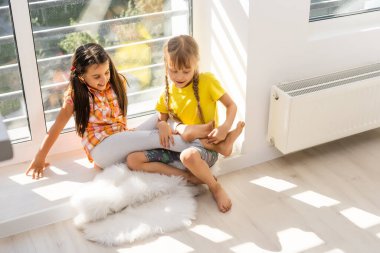 7 yaşındaki şirin çocukların portresi.