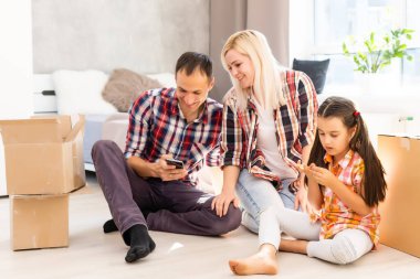 Kutularla eve taşınan mutlu aile