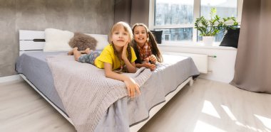 Yaratıcı tatlı kızlar, evde iki kız kardeş.