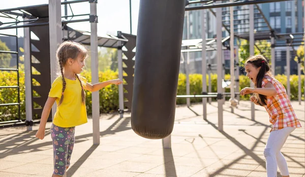 Kinderen Hebben Plezier Speelplaats — Stockfoto