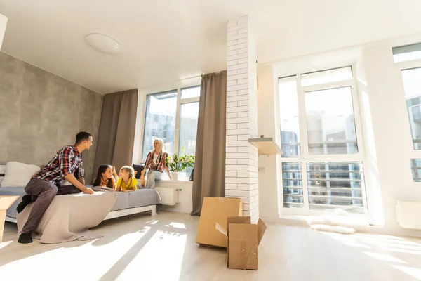 Familia Feliz Mudándose Casa Con Cajas Alrededor —  Fotos de Stock