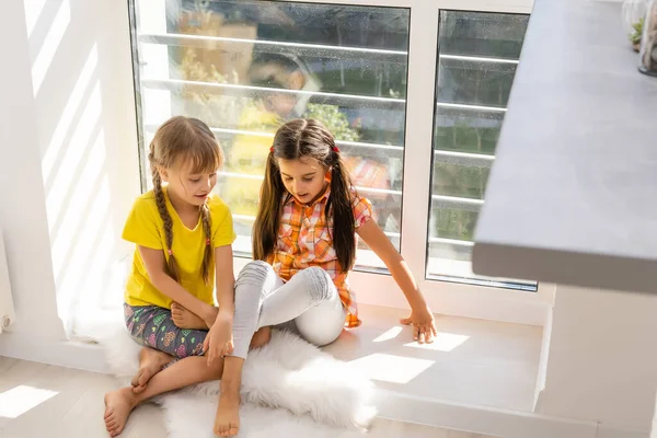 7 yaşındaki şirin çocukların portresi.