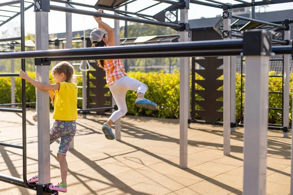 Duas Garotinhas Fofas Divertindo Playground Livre Verão Atividades Esportivas Para — Fotografia de Stock