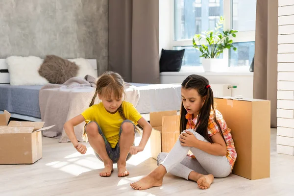 Filles Drôles Excitées Enfants Courir Intérieur Luxe Grande Maison Moderne — Photo