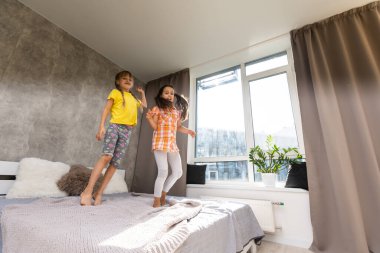 Yaratıcı tatlı kızlar, evde iki kız kardeş.