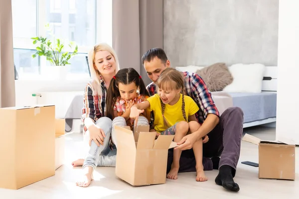 Familia Caucásica Hombre Mujer Dos Niñas Sientan Suelo Desempacan Cajas —  Fotos de Stock