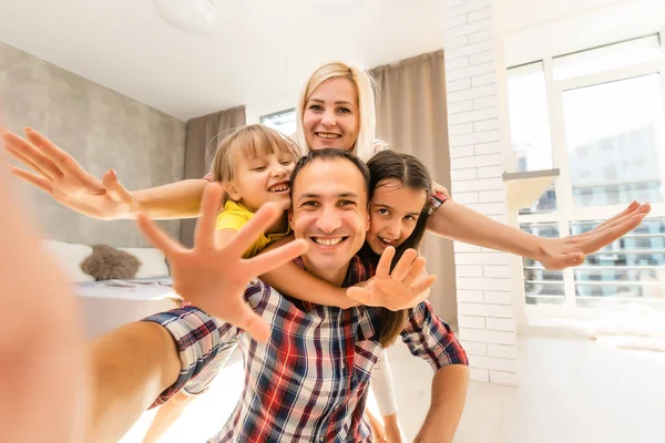 Porträtt Lycklig Familj Som Ler Hemma — Stockfoto