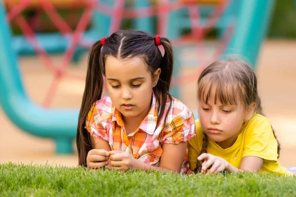 Enfants Heureux Jouant Dehors Enfants Sur Aire Jeux — Photo