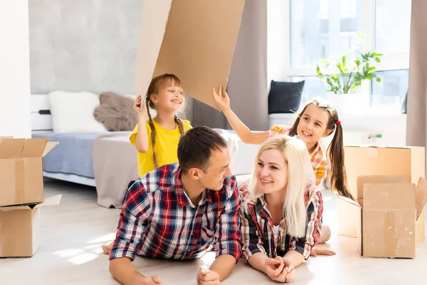 Vit Familj Man Kvinna Och Två Flickor Sitter Golvet Packar — Stockfoto