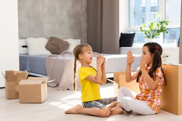 Filles Drôles Excitées Enfants Courir Intérieur Luxe Grande Maison Moderne — Photo