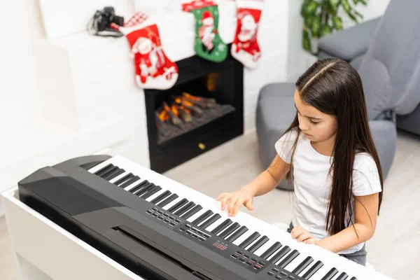 귀여운 크리스마스 멜로디를 피아노로 연주하고 크리스마스 축하하고 성탄절 축하하고 — 스톡 사진