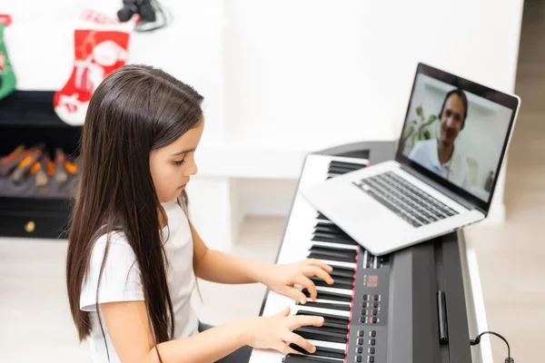 Petite Fille Mignonne Jouant Piano Avec Noël Décoré Sur Fond — Photo