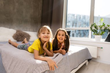 Yaratıcı tatlı kızlar, evde iki kız kardeş.