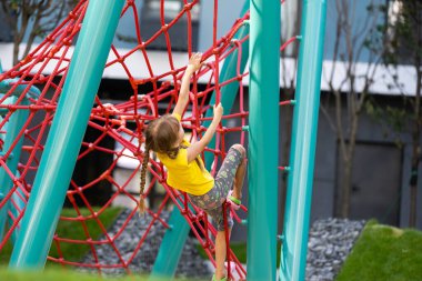 Mutlu heyecanlı çocuklar oyun alanında birlikte eğleniyorlar.