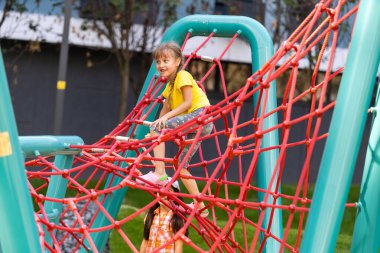 Dışarıda oynayan mutlu çocuklar, parkta oynayan çocuklar.