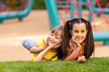 Mutlu heyecanlı çocuklar oyun alanında birlikte eğleniyorlar.