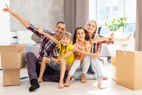 Familia Feliz Mudándose Casa Con Cajas Alrededor —  Fotos de Stock