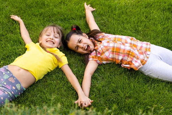 Portrait Deux Petites Filles Sœurs Battant Sur Jardin Maison Les — Photo