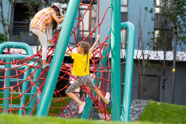 屋外で遊んでいる幸せな子供たち 遊び場の子供たち — ストック写真