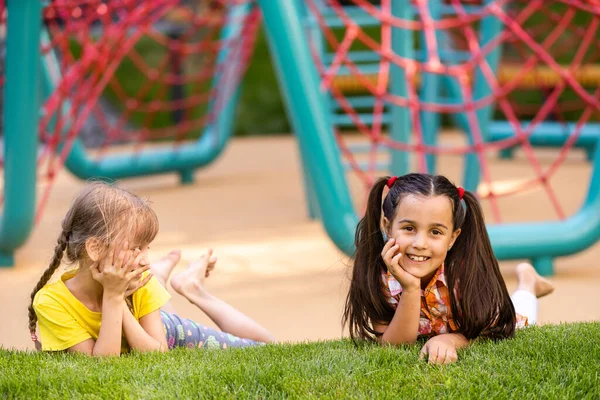 Gelukkig Opgewonden Kinderen Hebben Plezier Samen Speelplaats — Stockfoto