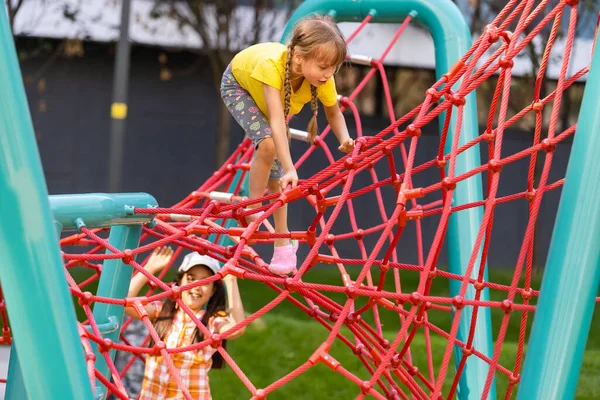 Gelukkig Opgewonden Kinderen Hebben Plezier Samen Speelplaats — Stockfoto