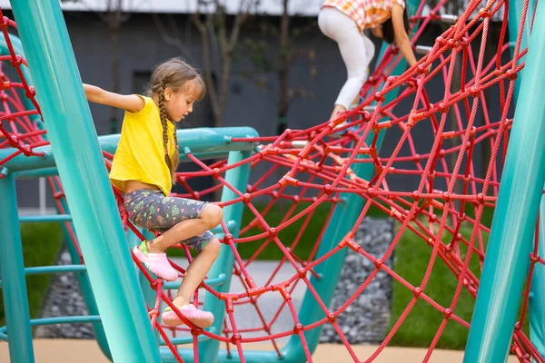 Gelukkige Kinderen Spelen Buiten Kinderen Speelplaats — Stockfoto