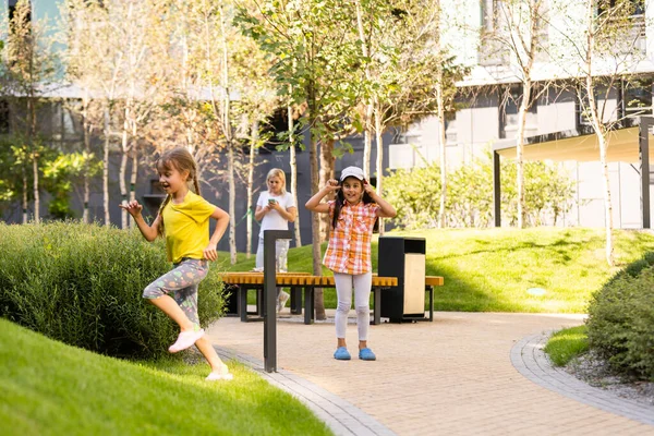 Niños Felices Jugando Aire Libre Niños Parque Infantil —  Fotos de Stock