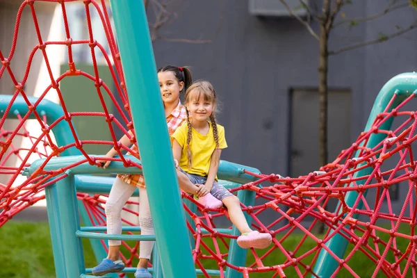 Gelukkige Kinderen Spelen Buiten Kinderen Speelplaats — Stockfoto