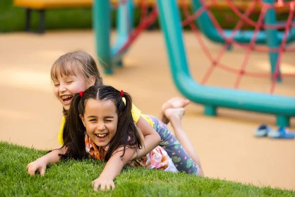 Gelukkig Opgewonden Kinderen Hebben Plezier Samen Speelplaats — Stockfoto