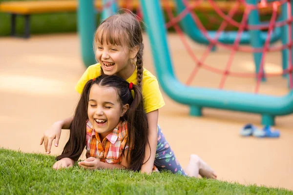 Gelukkige Kinderen Spelen Buiten Kinderen Speelplaats — Stockfoto