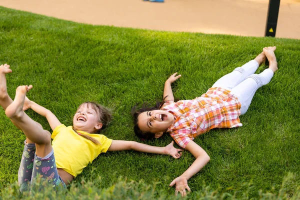 Portrait Deux Petites Filles Sœurs Battant Sur Jardin Maison Les — Photo