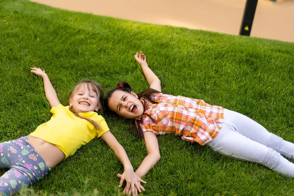 Heureux Excités Enfants Avoir Plaisir Ensemble Sur Aire Jeux — Photo