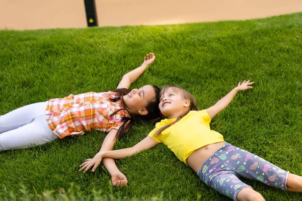 家の裏庭で戦っている2人の女の子の姉妹の肖像画 友達の女の子が楽しんでいる 一緒に遊んでいる兄弟のライフスタイル率直な家族の瞬間 — ストック写真